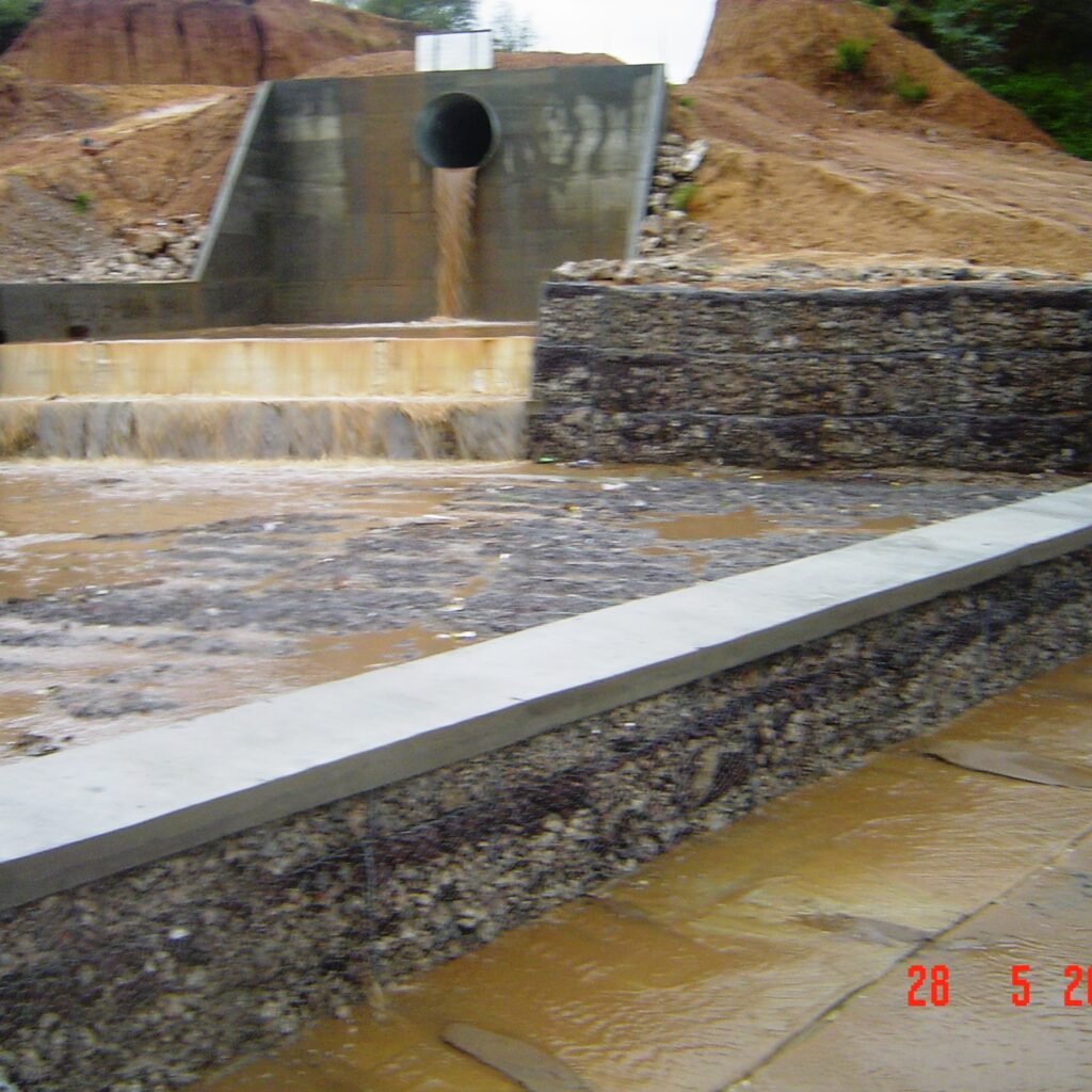 Disipación en descarga pluvial al río - imagen 2